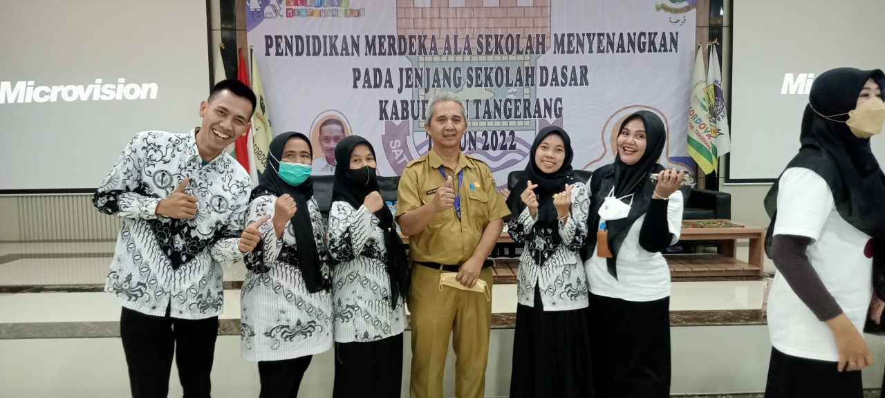 Ilustrasi orang belajar dan berkolaborasi dalam lingkungan teknologi modern